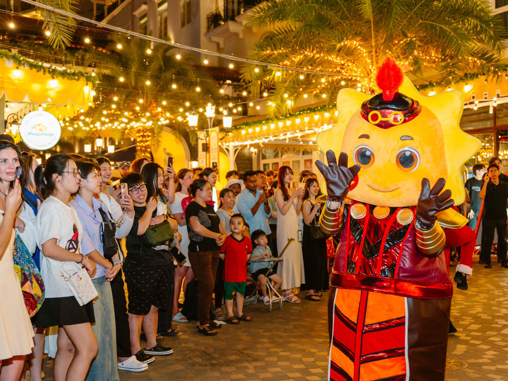 THẮP SÁNG CÂY THÔNG “SUNNY GO AROUND” TẠI SUNSET BAZAAR: PHÚ QUỐC CHÍNH THỨC BƯỚC VÀO MÙA LỄ HỘI RỰC RỠ NHẤT NĂM - 4